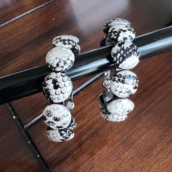 Marlyn Schiff Black & White Snake Print Hoop Earrings - Picture 2 of 6